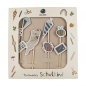 Preview: Nahaufnahme des 'Nature Kids' Schulkind Cake Toppers von Ava & Yves mit Details aus Recyclingpapier und Holz