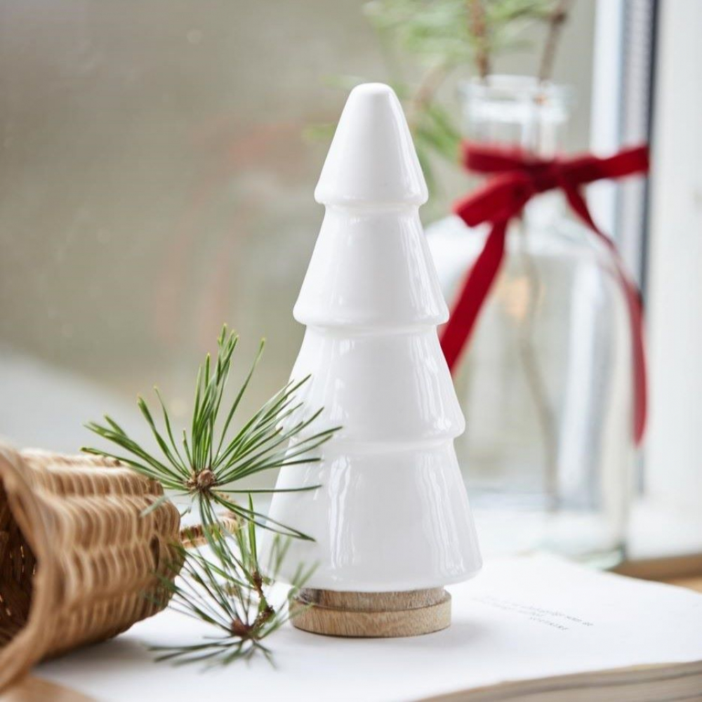 Bezaubernder Weihnachtsbaum-Dekor aus Holz mit weißer Emaille-Beschichtung von IB Laursen – ein prächtiges Deko-Highlight.