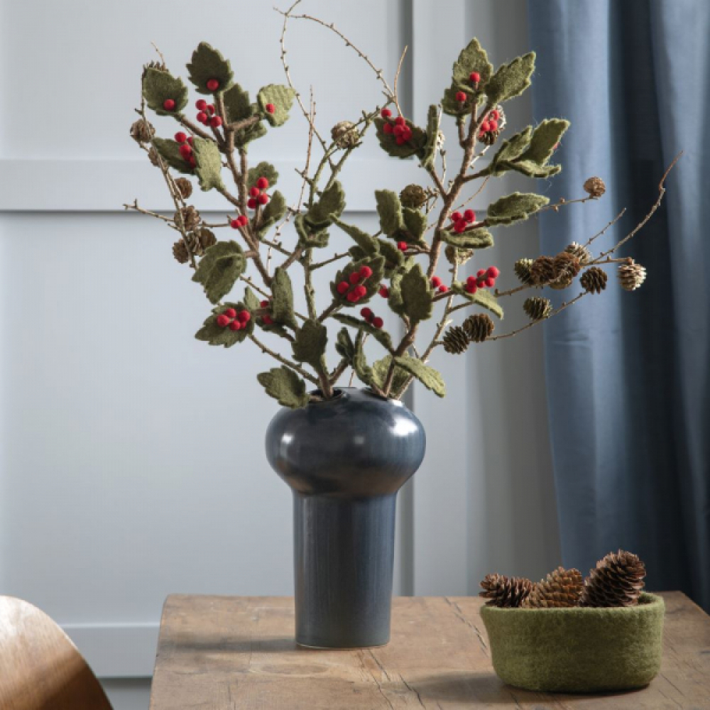 Entdecke die herzliche Welt von Gry & Sif mit unserer bezaubernden Stechpalme Deko - Ilex! In unserem Herbst-Näh- & Duftstube Onlineshop findest du diese und viele weitere wundervolle Filzprodukte von Gry & Sif. Hol dir den Herbstzauber nach Hause!