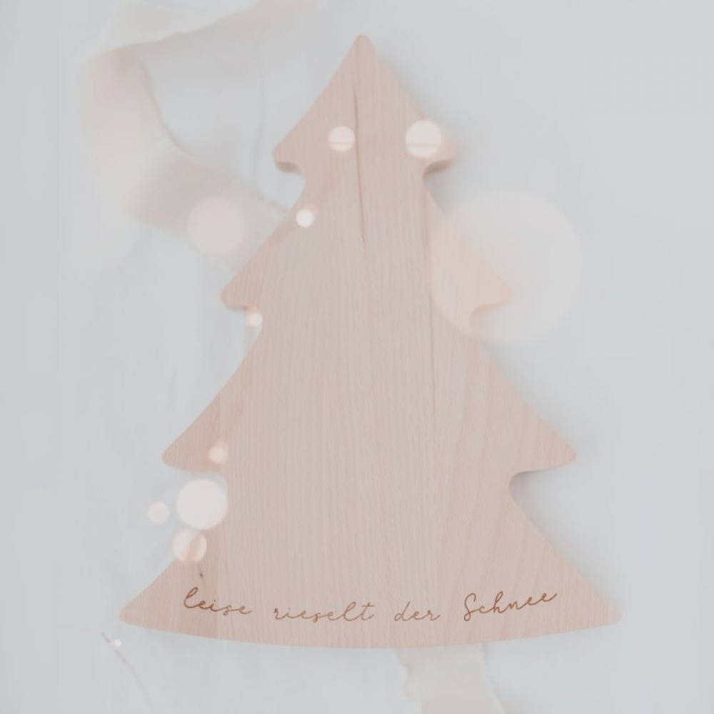 Tannenbaum Holzbretter von Eulenschnitt mit "Leise rieselt der Schnee" -  Gravur. Bestelle es jetzt noch schnell hier im Shop