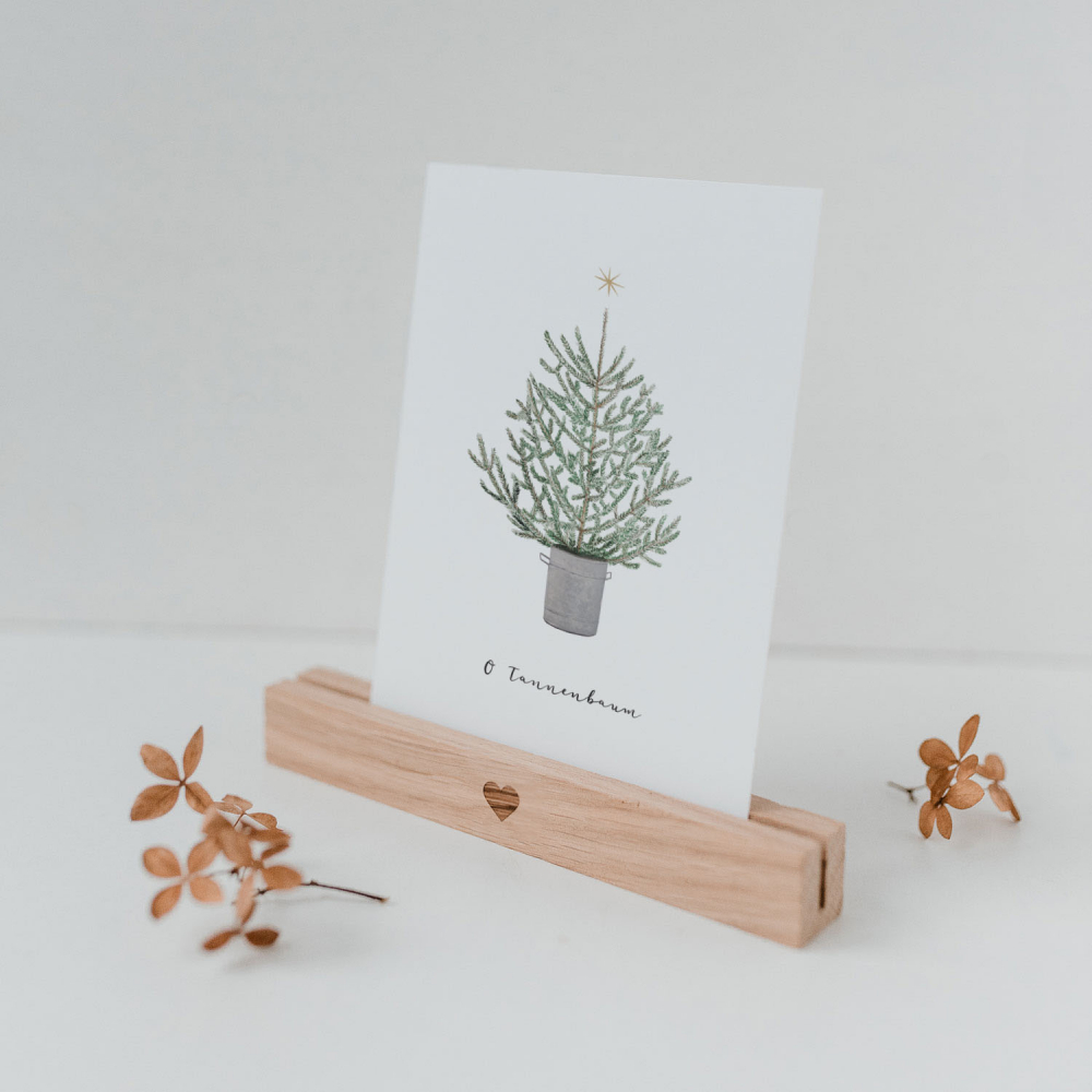 Weihnachtsgrüße Postkarte zum Versenden oder Dekorieren mit Weihnachtsbaum-Motiv von Eulenschnitt. Jetzt noch schnell hier im Shop bestellen