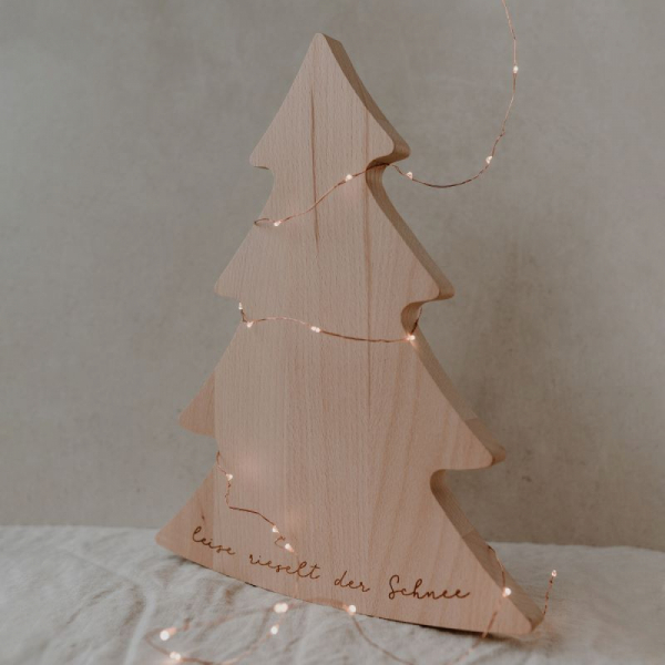 Tannenbaum Holzbretter von Eulenschnitt mit Lichterkette. Bestelle es jetzt noch schnell hier im Shop