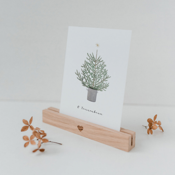 Weihnachtsgrüße Postkarte zum Versenden oder Dekorieren mit Weihnachtsbaum-Motiv von Eulenschnitt. Jetzt noch schnell hier im Shop bestellen